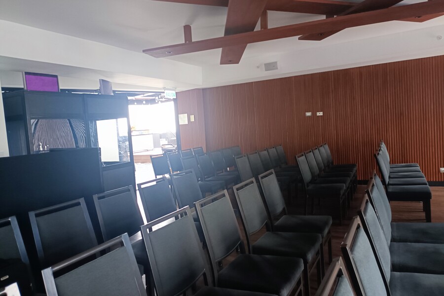 Cabina de interpretaci�n simult�nea en sala de conferencias del rooftop del hotel Pullman (2023)